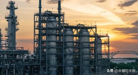 美国多家大型炼油厂接连发生爆炸！
3月24日，美国得克萨斯州阿瑟港的瓦莱罗炼油厂