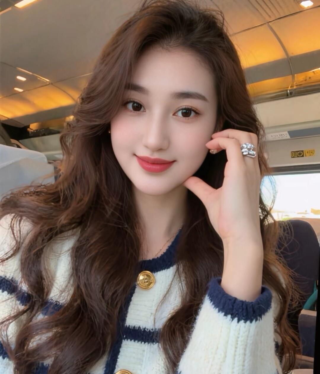 玉颜如花映窗纱，笑语盈盈意自佳。