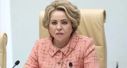 “如果你觉得一事无成，那么现在有一个大好的机会摆在你面前——响应号召入伍。”俄联