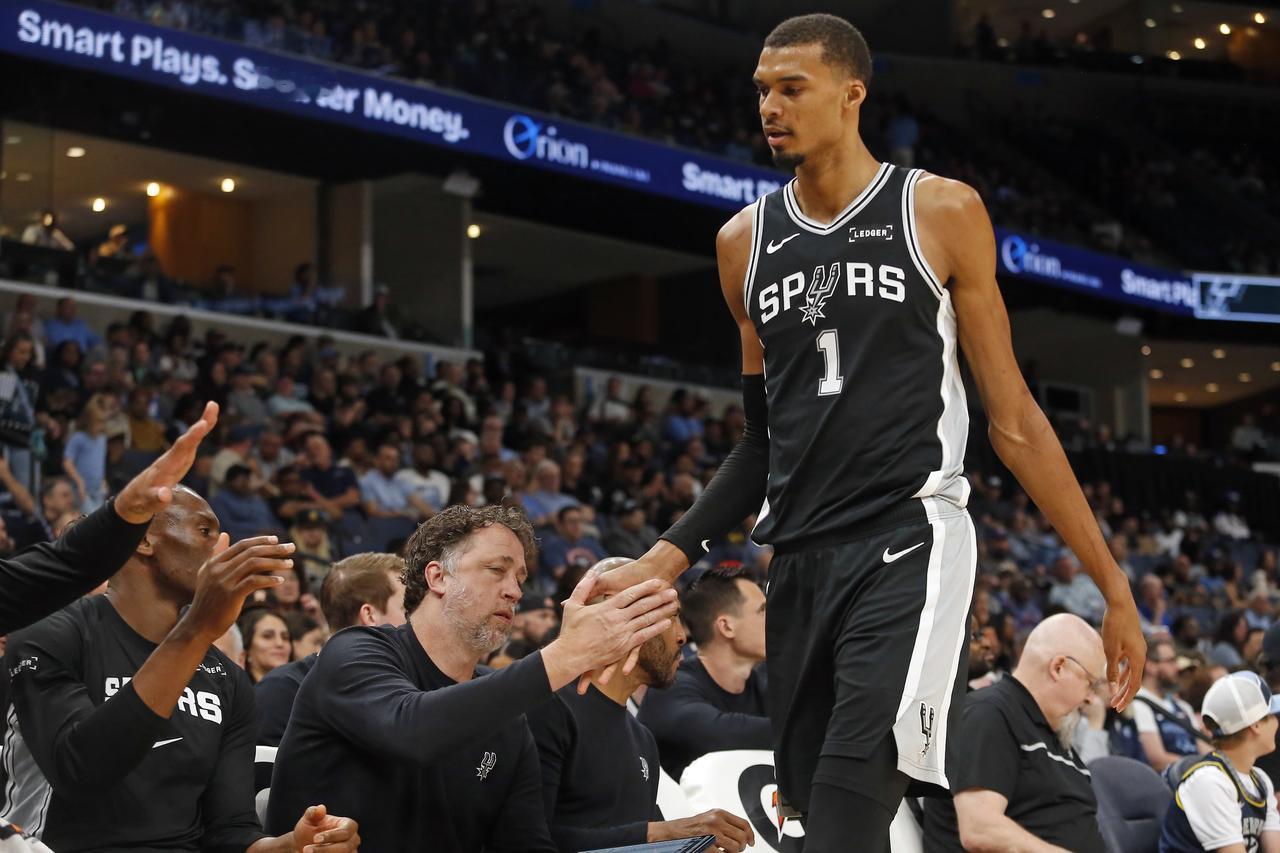 文班亚马，越来越像杜兰特plus版，现在三分这么准，战开拓者这场三分球6中5，太