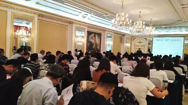 参加省里举行的封闭培训，两天时间吃住全在培训楼上，三百多人，满满一会议室，好不热