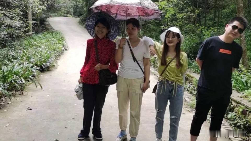 一场夏雨让五道峡的旅程真正‘活’了起来——彩虹下的姑姑拄着木杖说：‘凡事都得熬，