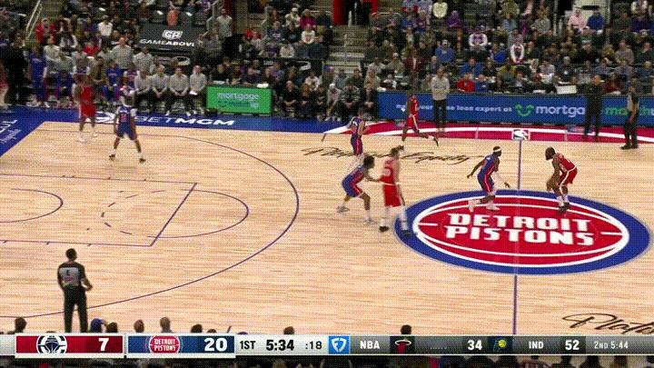 快船超级后卫哈登真是太狼狈了！在今天快船客场挑战活塞的比赛中，当时比赛进行到了第