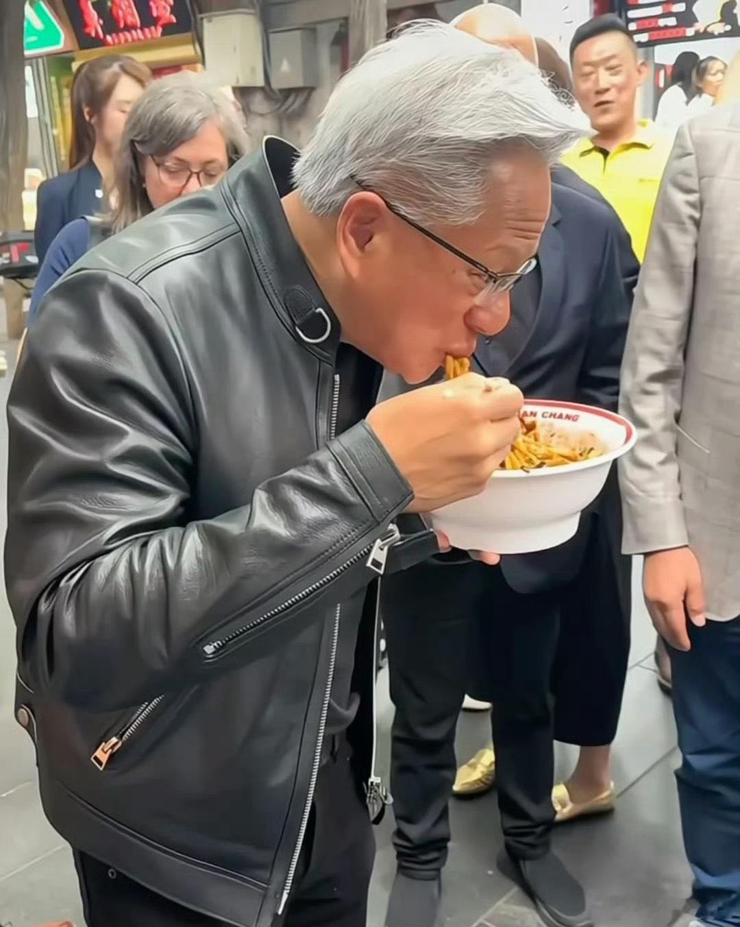 这怎么老黄吃面又火了？？莫名其妙啊，我看了一下，挺接地气的 