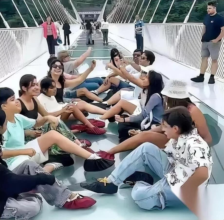 今天刷到个事

我越想越堵得慌

就是张家界玻璃栈道那堆老老实实排了三小时队的游