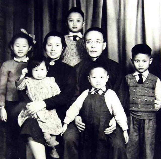 1912年，郭沫若迎娶张琼华，新婚之夜，郭沫若见妻子太丑，掉头就走。突然，张琼华
