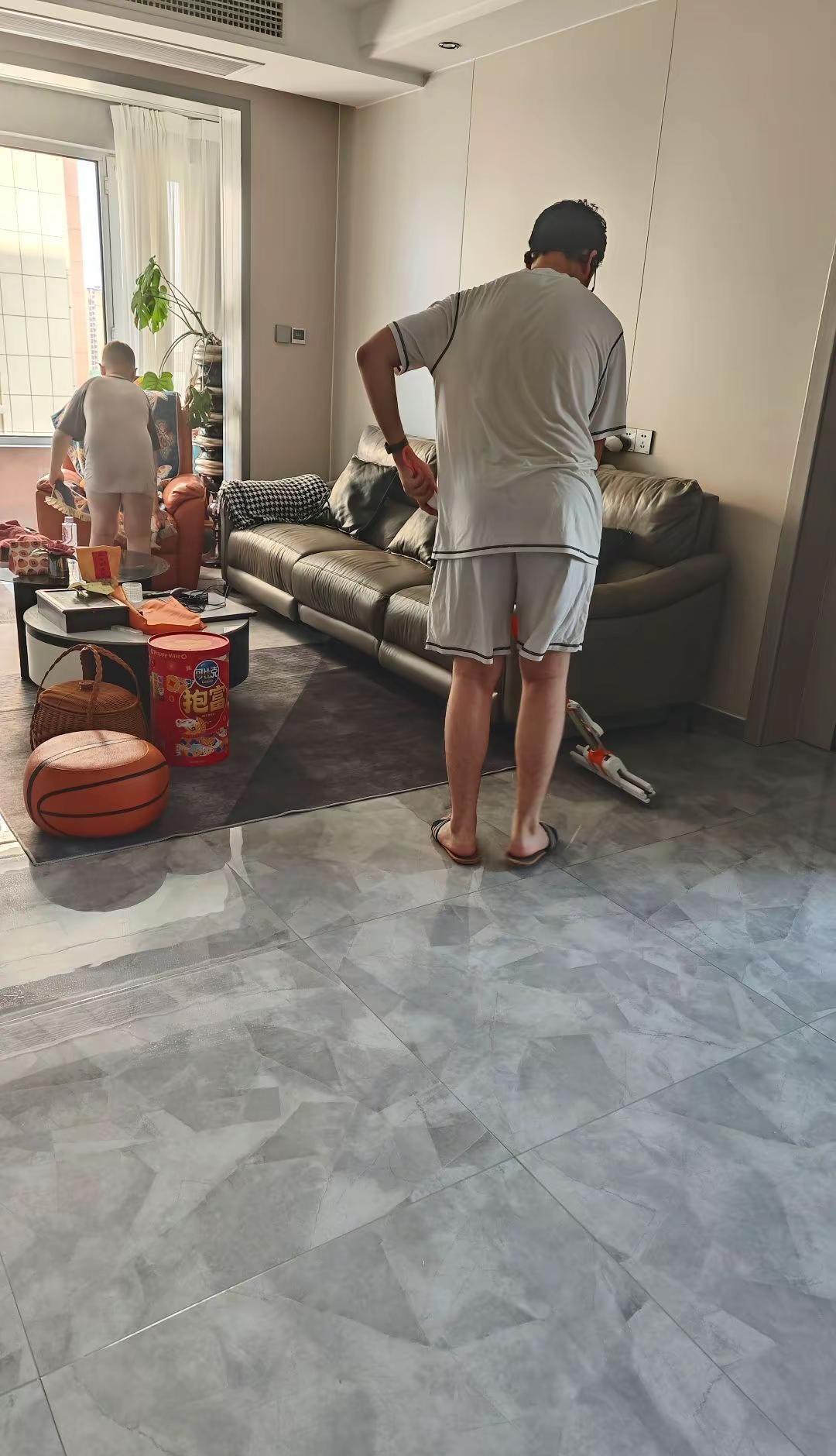 今天不上课，便没有早起，当醒来看到两个孩子打扫卫生，整理房间……问他们怎么不多睡