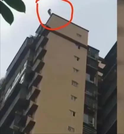 吉林长春，15岁女生趁着父母不在家里，邀请15岁小男友来家里玩。没想到，半夜女生
