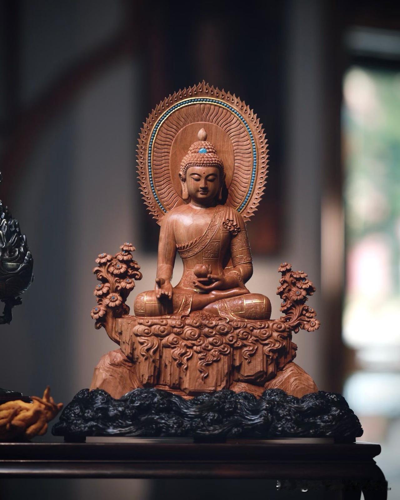 这尊阿弥陀佛，看似沉，实则“静中有光”。

老山檀黑肉的色泽，把浮躁都压住了，