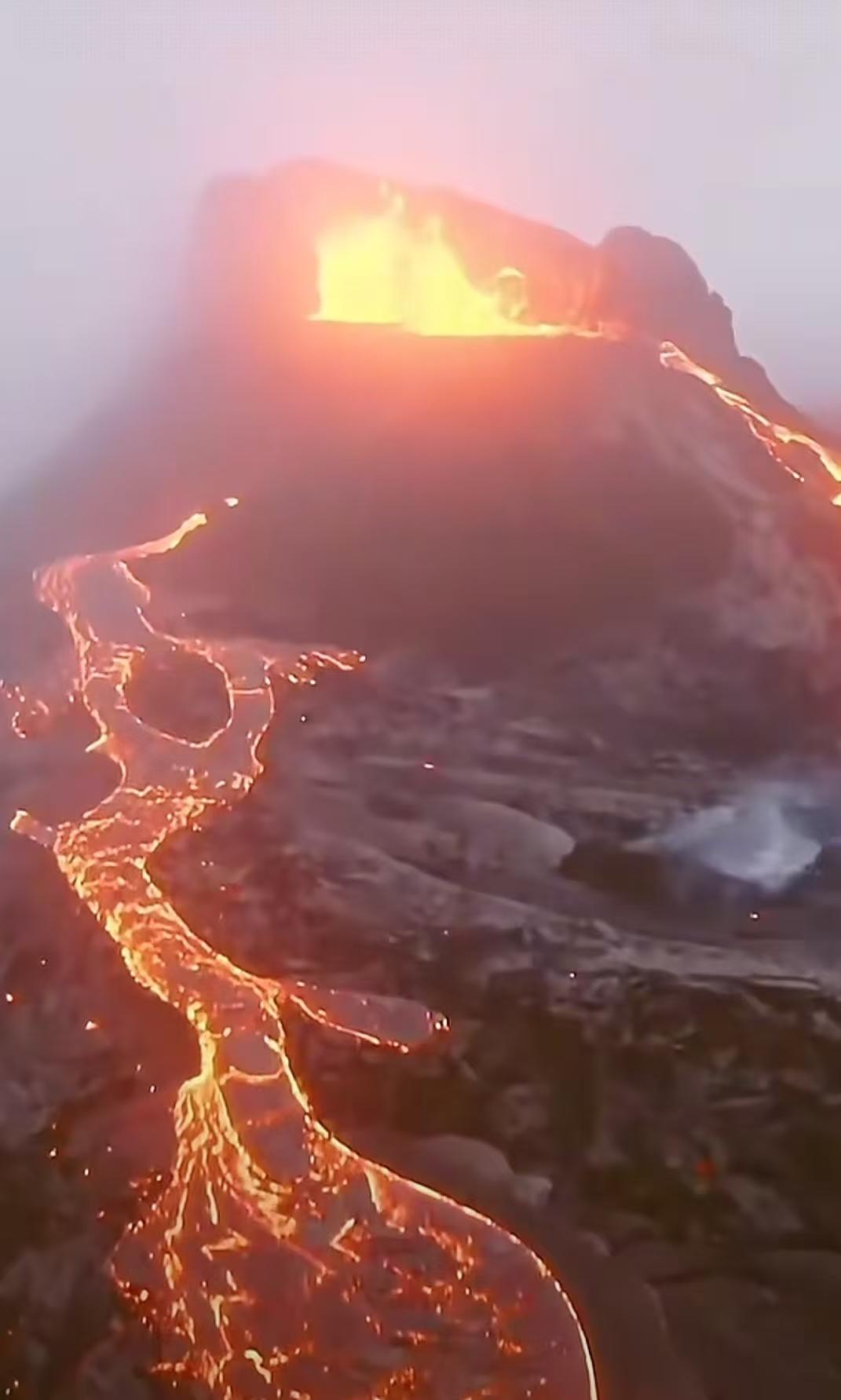 看到网络上有人用无人机拍摄直播日本樱岛火山喷发，看了觉得太美了，就截了几张图分享
