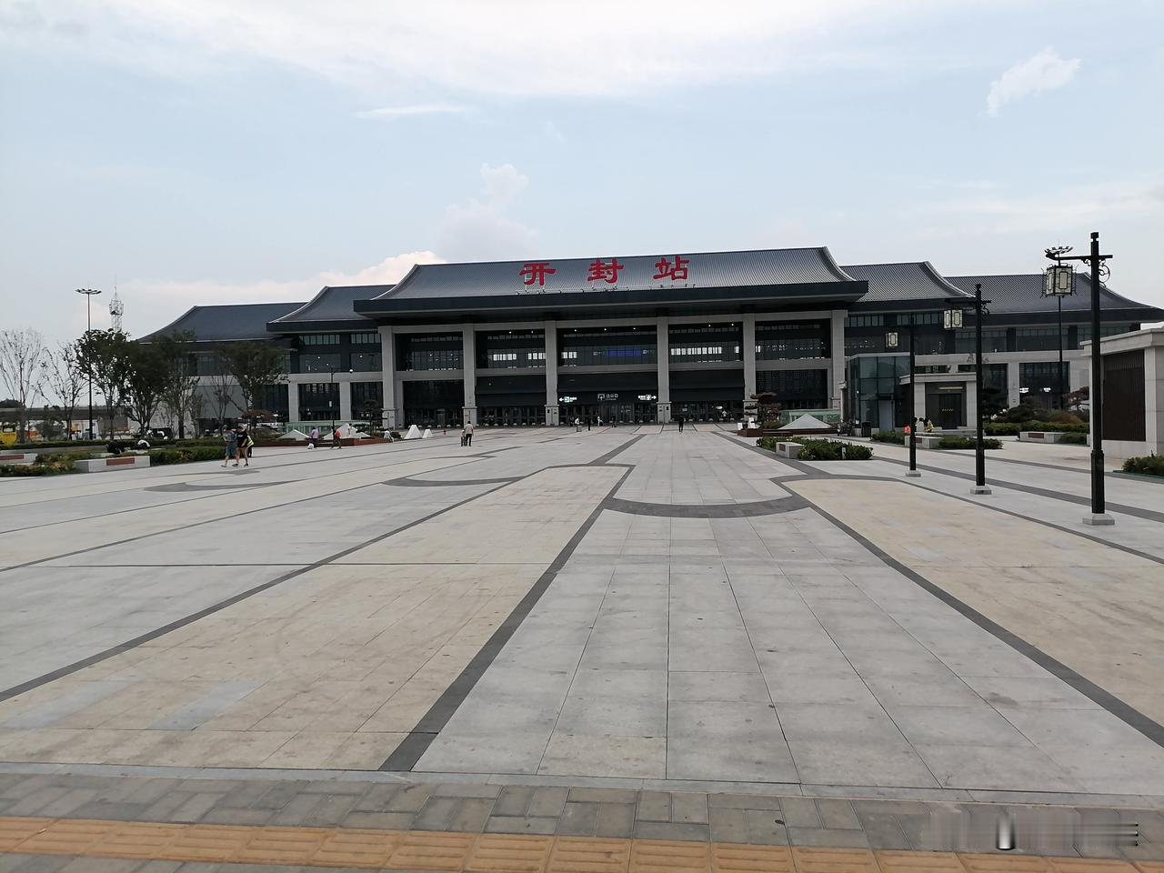 开封市火车站周边没有两层楼以上的建筑物了