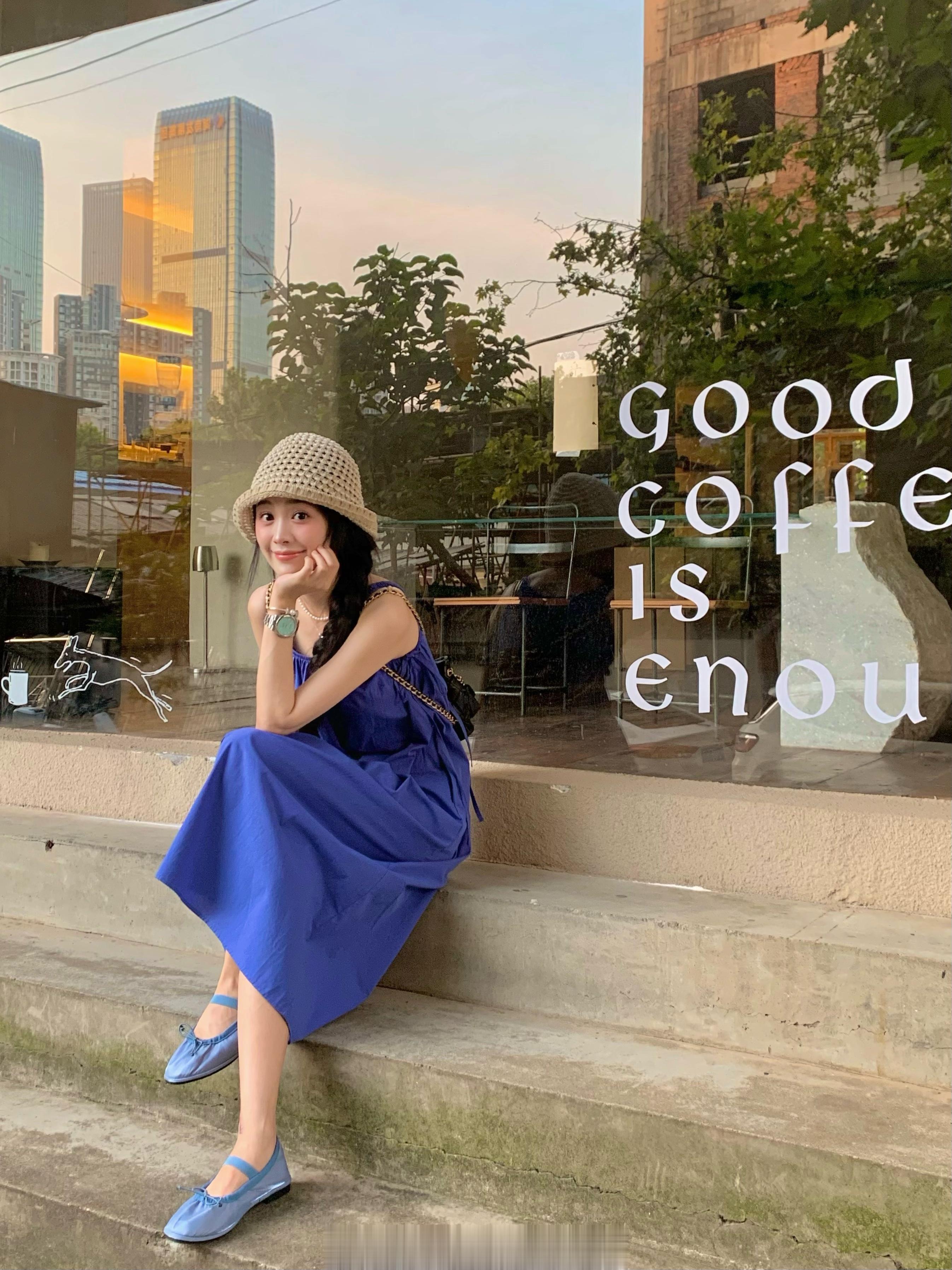 长沙city walk 台阶上的小蓝花和我的蓝裙子好配💙 ​​​