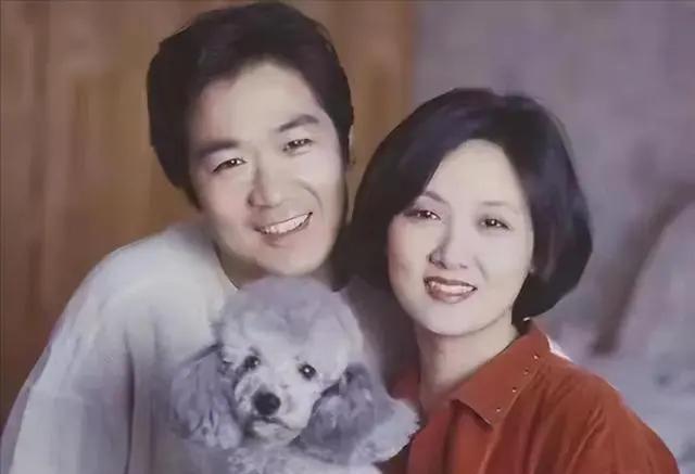 在邓婕的劝说下，张国立在北京奥森公园买一个1000平米的地产，当时价格是5100