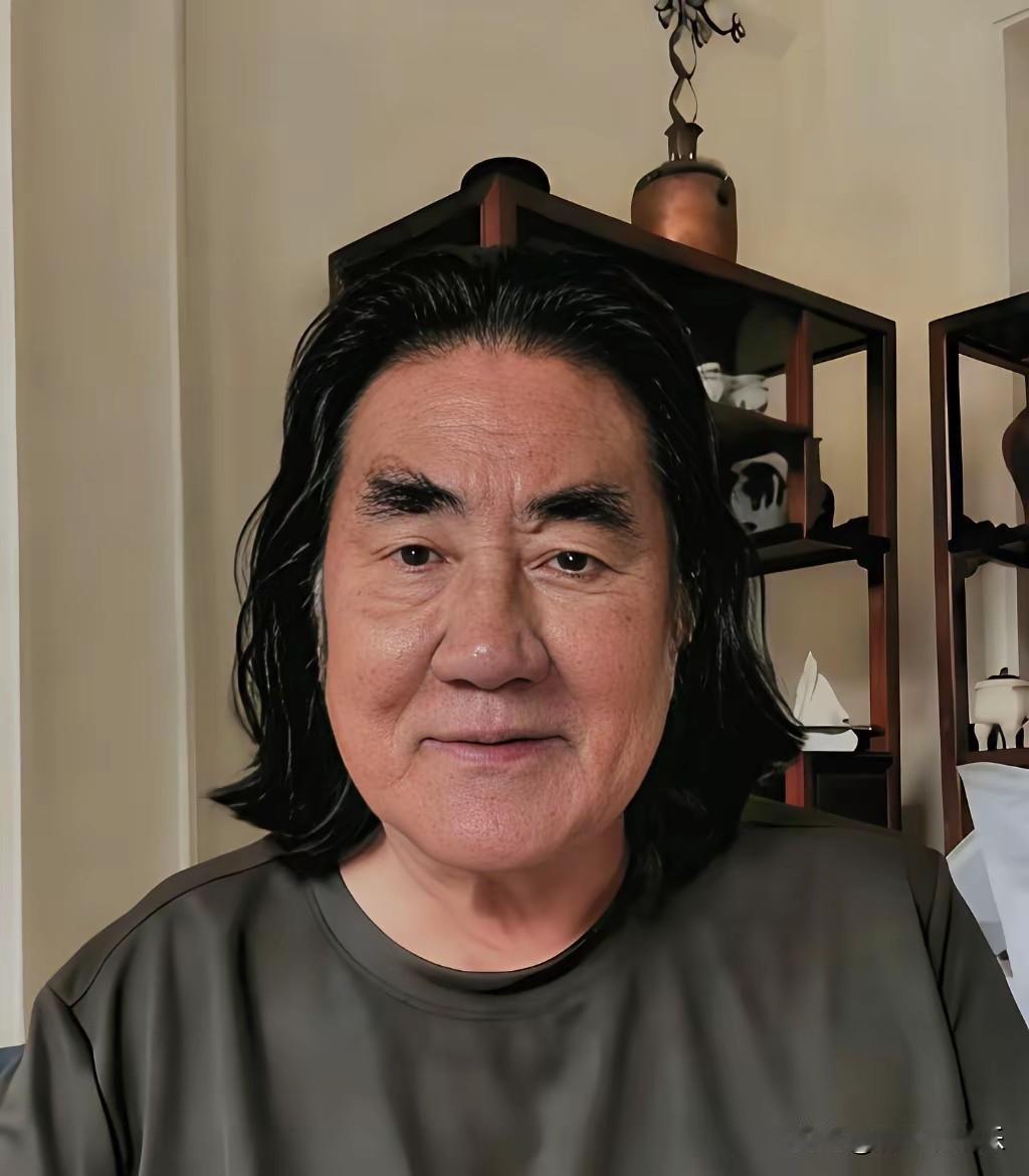 74岁的张纪中，愣是花了三个小时把留了三十年的白胡子剃得干干净净，头发染得乌黑，