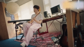 李荣浩40岁状态 红发配耳钉也太会了吧！海钓时神清气爽还钓了鲨鱼，宽肩细腰的身材