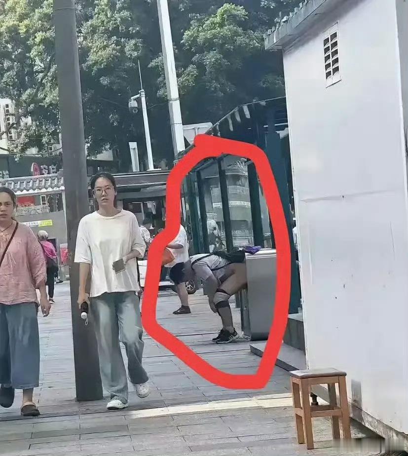 转自网友:还挺有素质哈？知道拉垃圾桶里面，苦了环卫工人了 