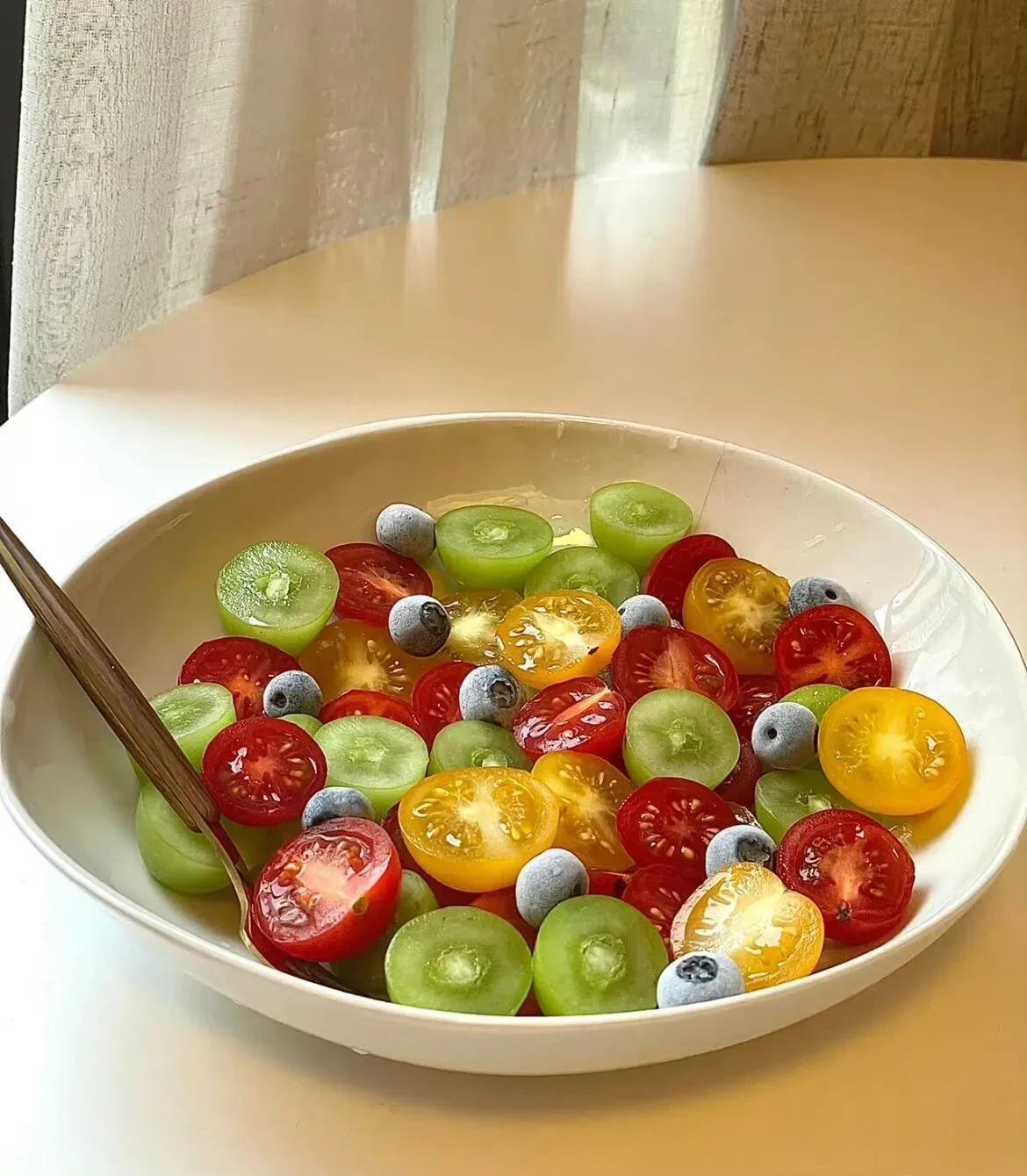 #秋之童话# 
生活很苦，水果很甜，
想要生活过得好，
水果每天要吃饱