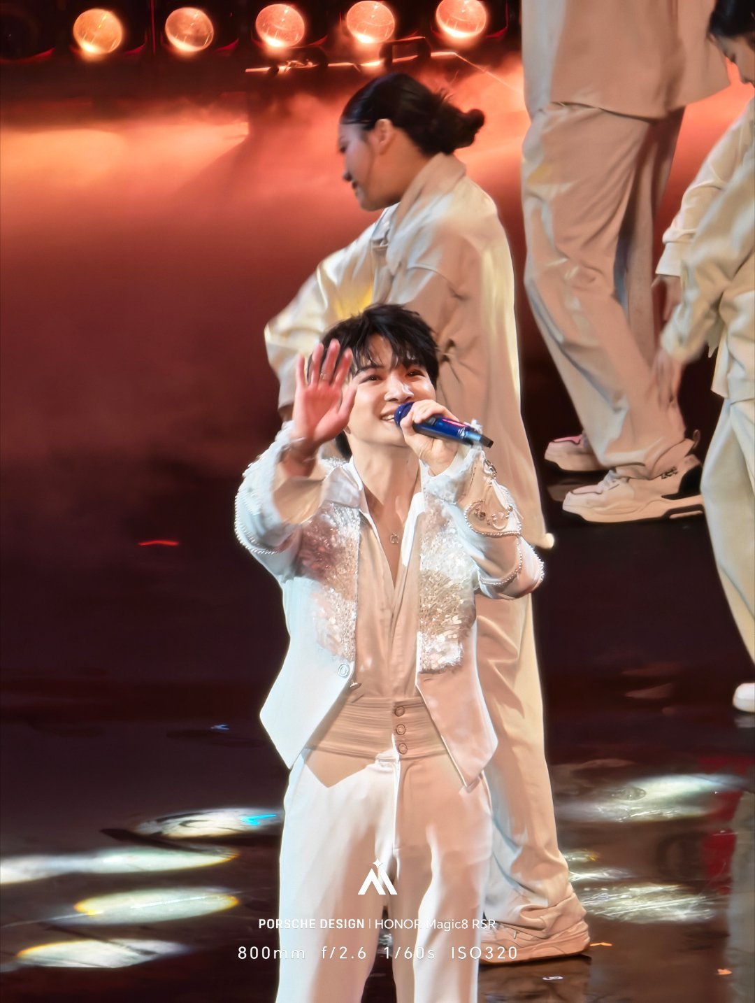 微博之夜内场有如众星捧月，荣耀Magic8 RSR保时捷设计长焦镜头下的周深太帅
