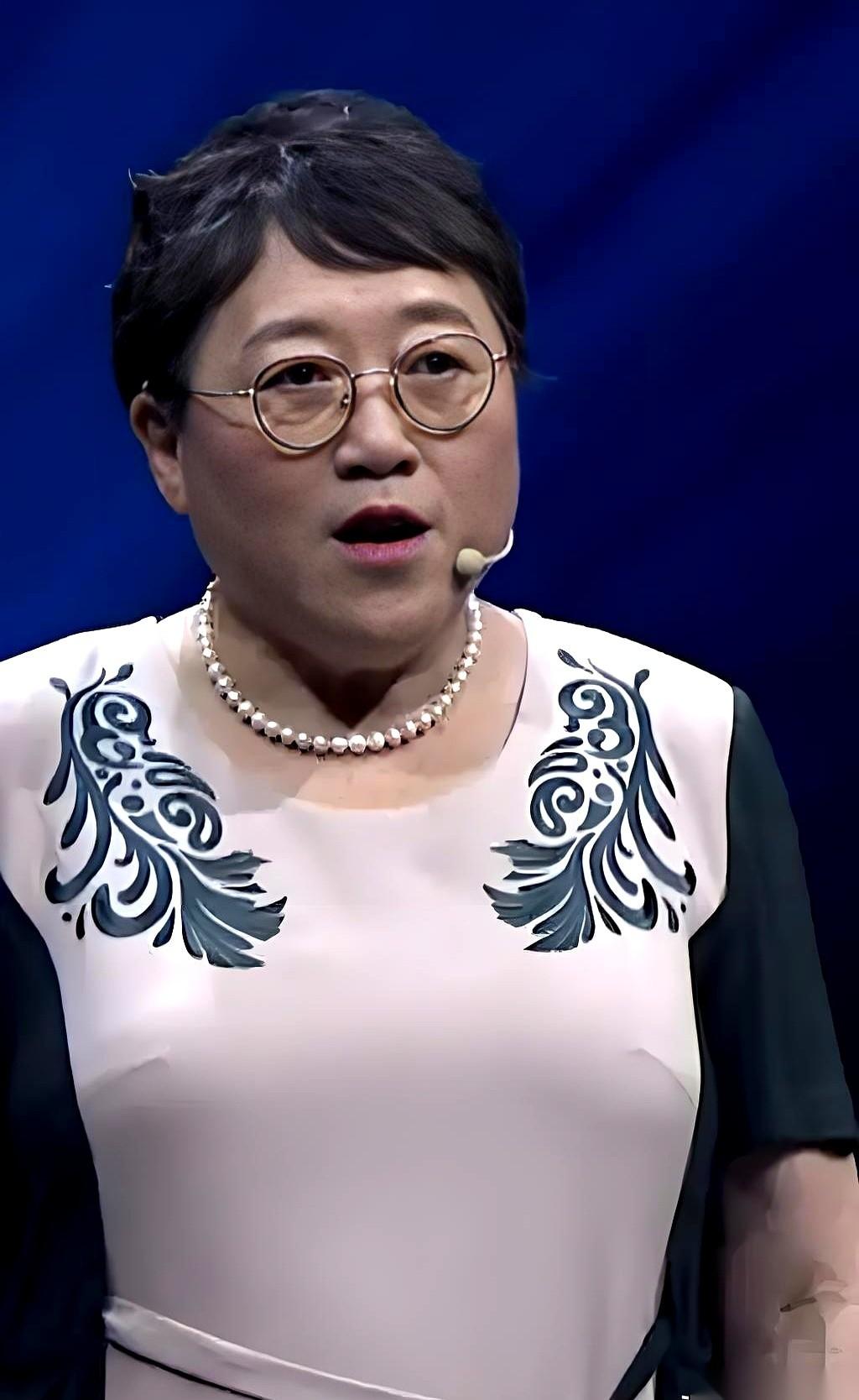 深夜两点，你旁边躺着那个男人，鼾声打得比雷都响。
你睁着眼，死死地盯着天花板，突