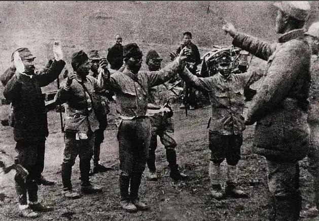 1945年8月16日，在日本天皇颁布投降诏书之后，日军中有一名叫做武藤玉男的少尉