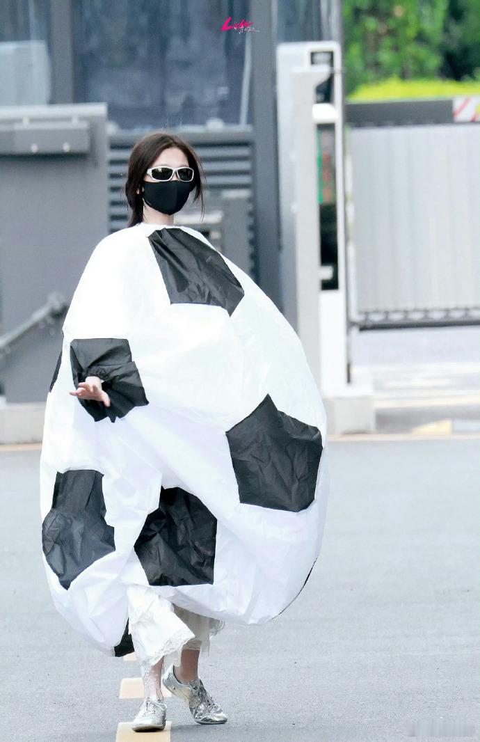 虞书欣穿足球玩偶服剧宣剧宣创意天花板非她莫属，顶着盛夏高温穿上闷热足球玩偶服奔走