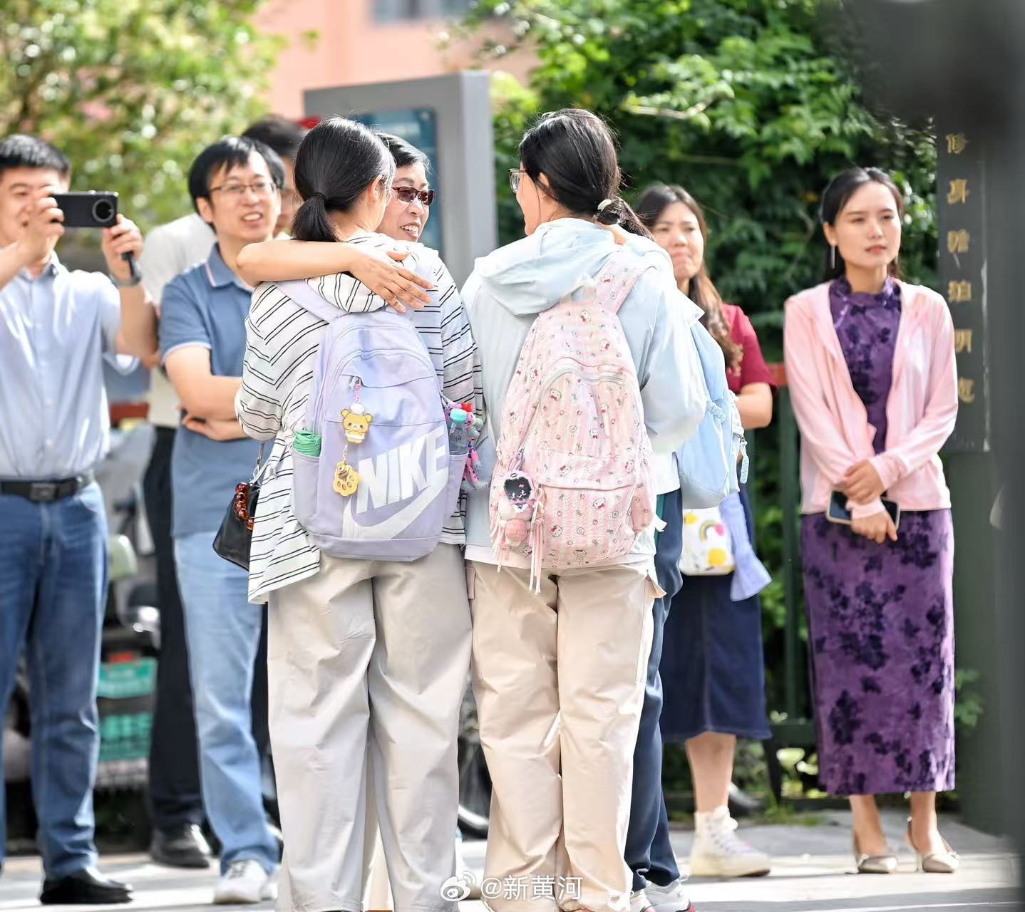 【#高考前父母抱这一下太给力了#】6月7日高考首日，全国千万考生奔赴考场。在济南