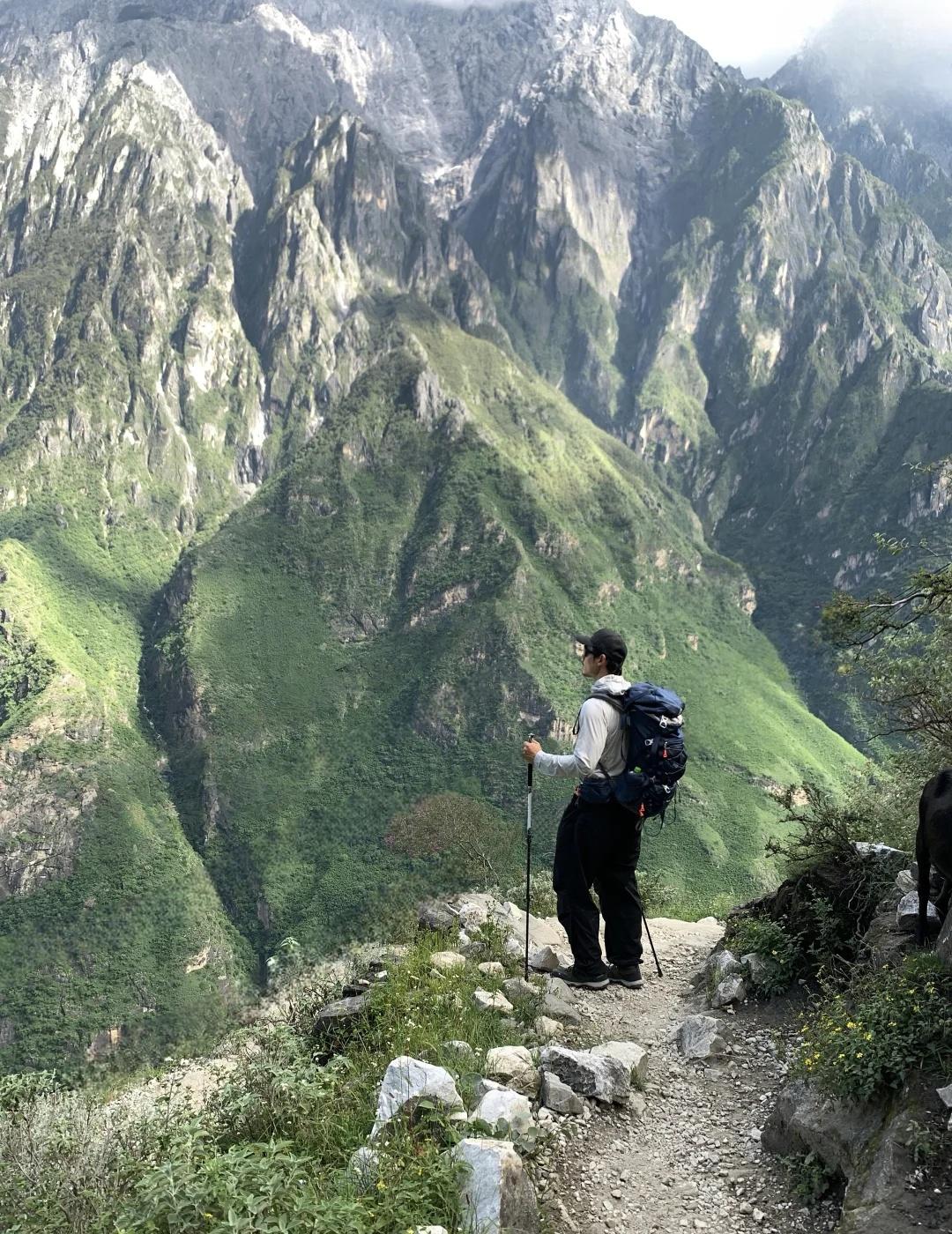世界十大徒步路线 | 虎跳峡
✅ 视觉盛宴：左手哈巴雪山，右手玉龙雪山，脚下金沙