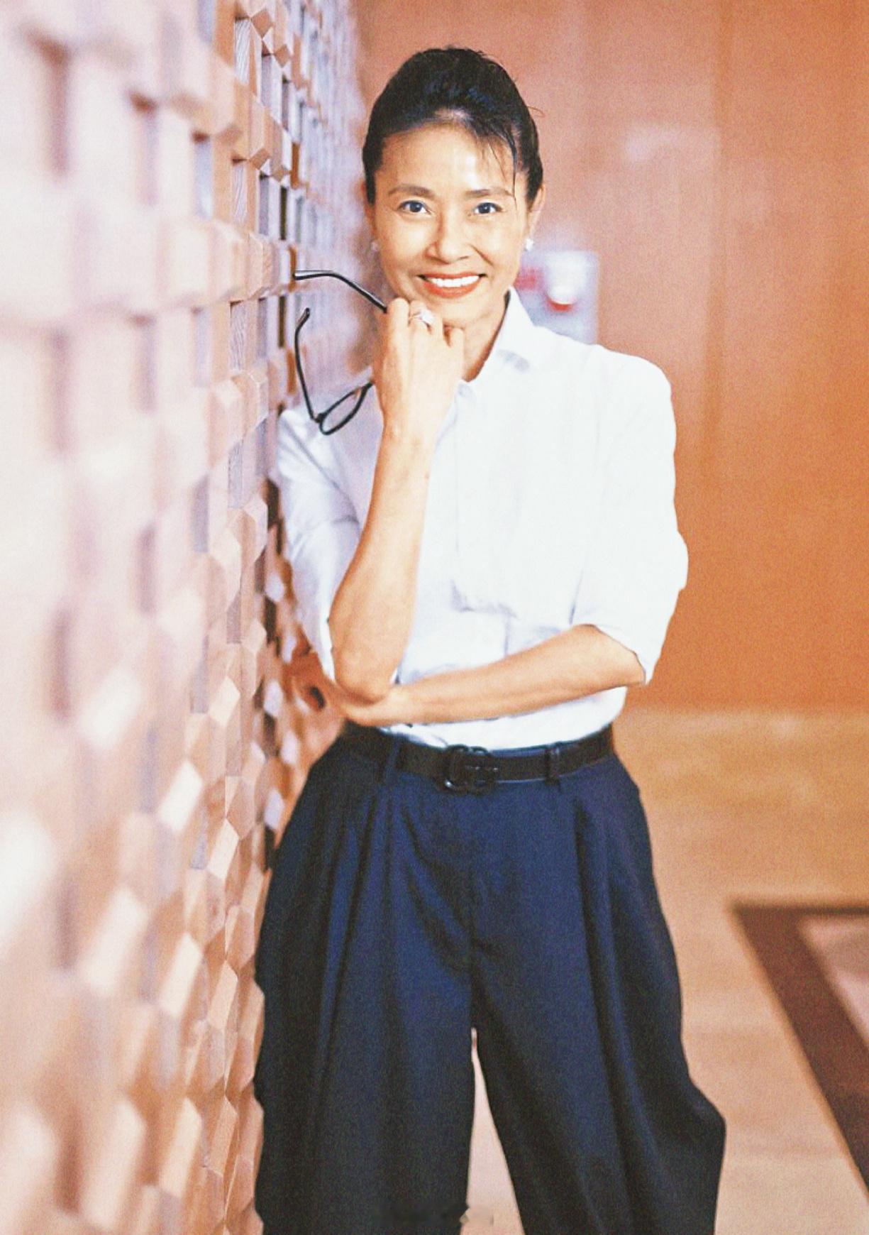 香港电影[超话]搭乘花絮去幕后 许久不见倪淑君，今年6月现身接受台媒访问，还能认