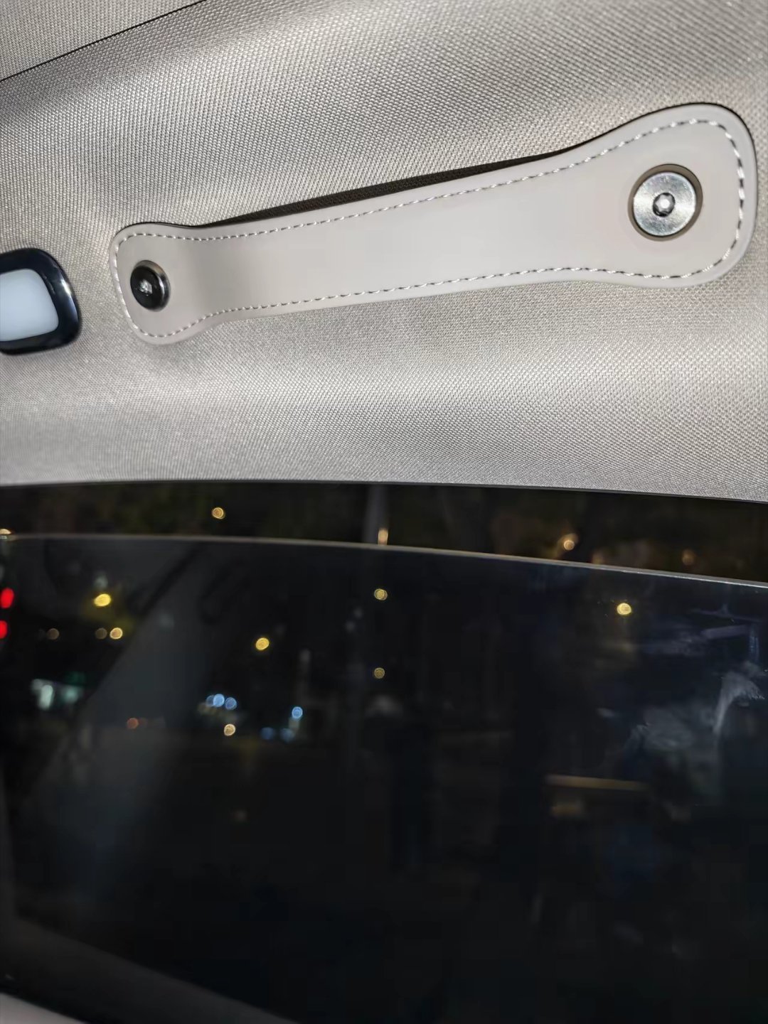 又是一个剑走偏锋的新能源汽车“大聪明”设计师，这门把手做得跟手提包似的，扁平的皮