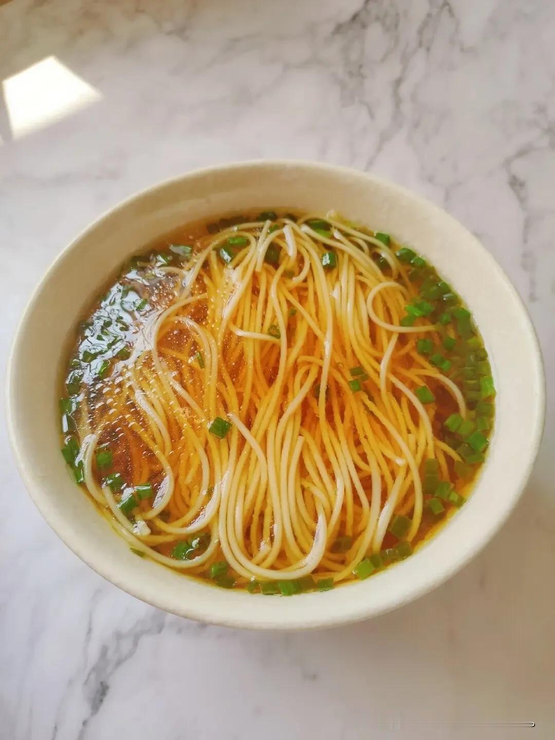 全国各地吃一碗面的价格🍜：
香港：一碗面约60元
深圳：一碗面约38元
上海：