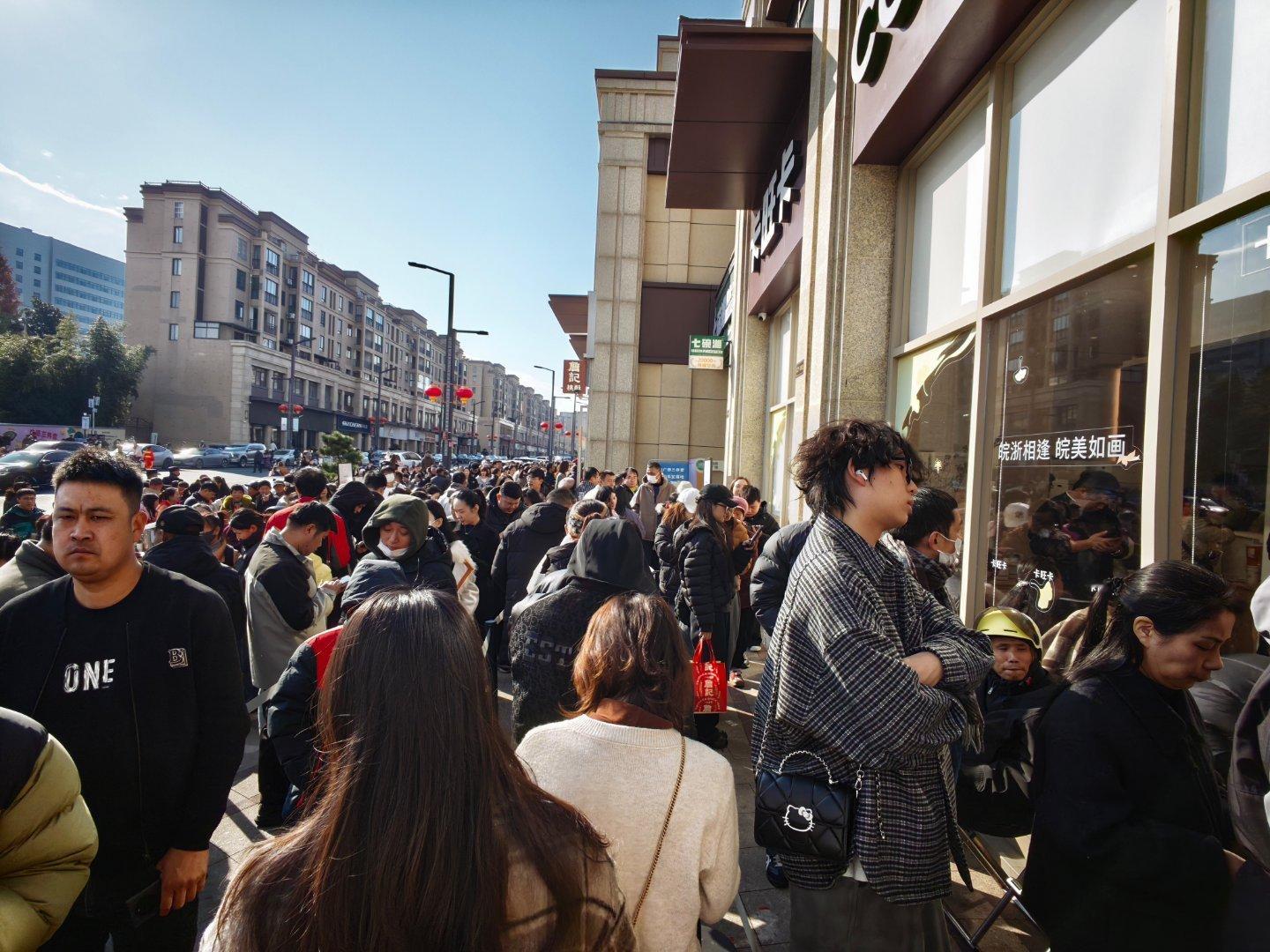 三杯奶茶就已经等了一个半小时了，目测还得有一个小时。看来隔壁的桃酥等不了了。