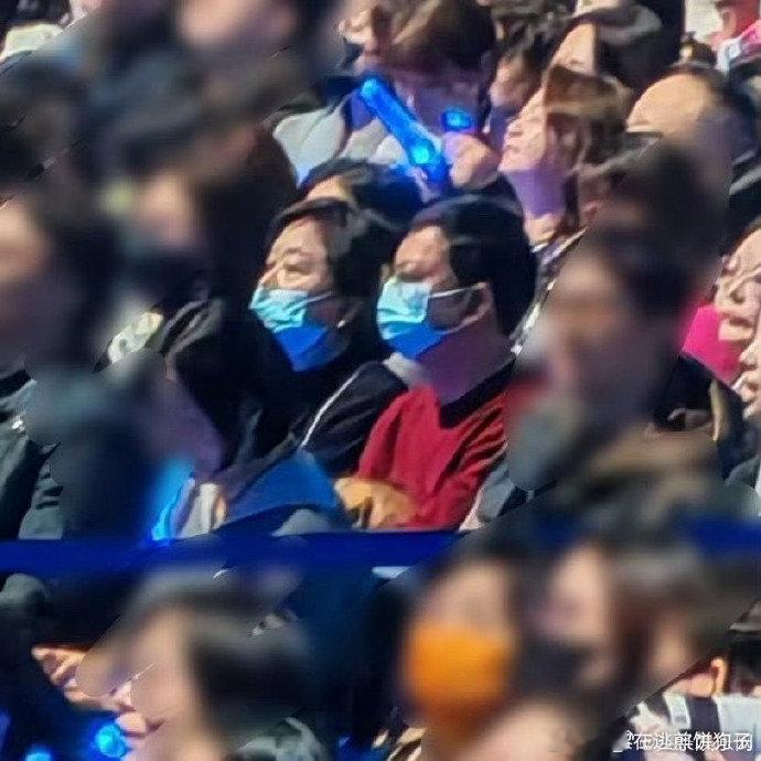 肖战爸妈也去了东方跨年东方跨年观众席看到了肖战爸妈 东方卫视跨年 东方卫视此举，