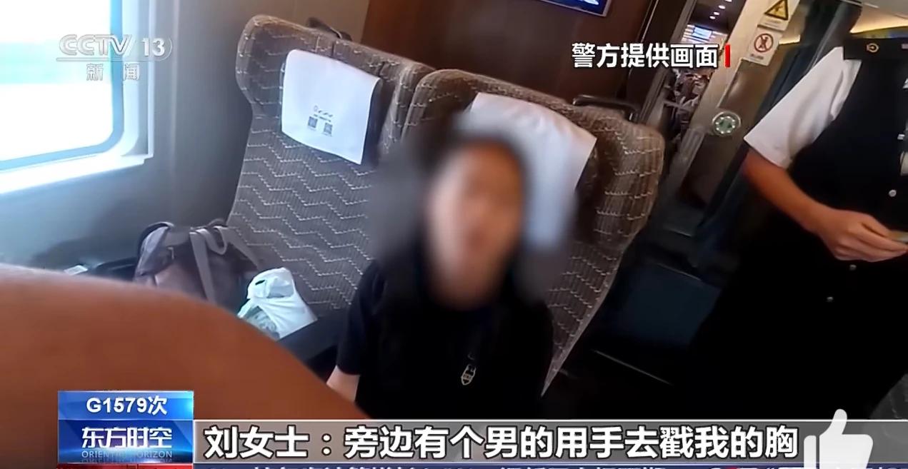 北京，一男子乘坐高铁，发现邻座美女睡着了，就故意暗戳戳的触碰她的酥胸，但美女本来