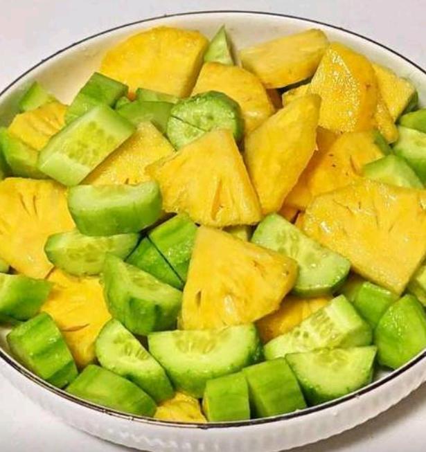 黄瓜拌菠萝爆火！从黑暗料理到春夏顶流，做法超简单
 
黄瓜拌菠萝火了， 话题单日