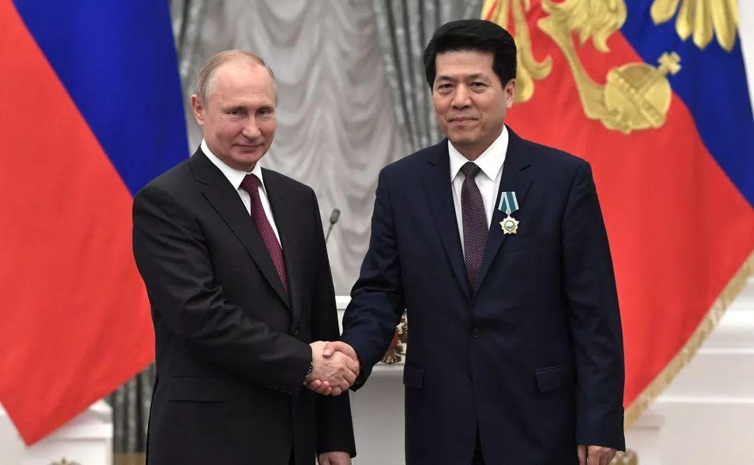 有了中国全力支持，没了后顾之忧的普京，要给俄罗斯重新立威。
 
对于俄罗斯来讲，
