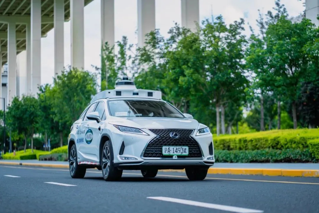 ​​小马智行Robotaxi上海开跑​​获首批示范牌照，联合锦江出租在浦东金桥/