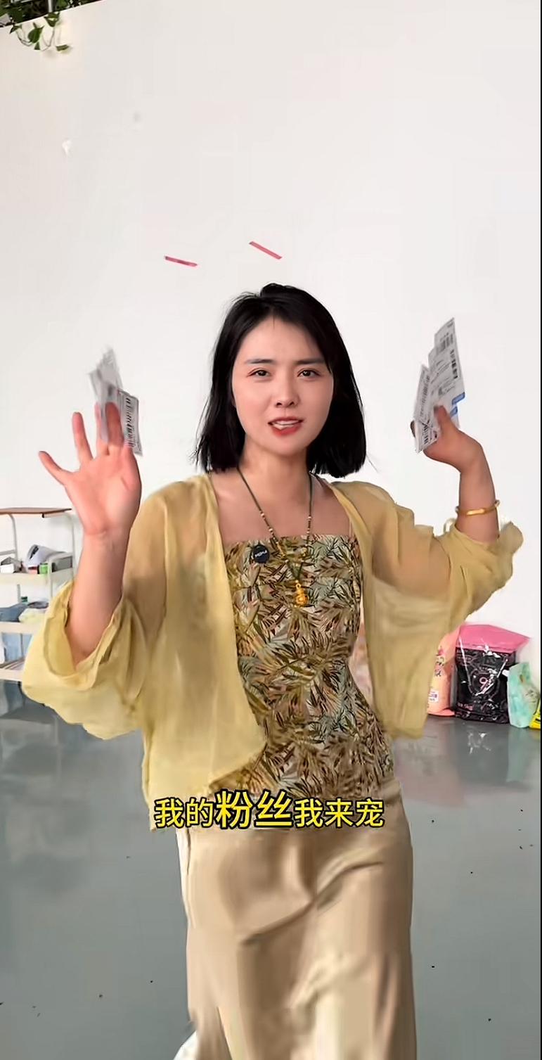 河南瑞瑞心眼真多，心机其实也很重，会玩套路。今天她说要给支持他的粉丝们送一些礼物