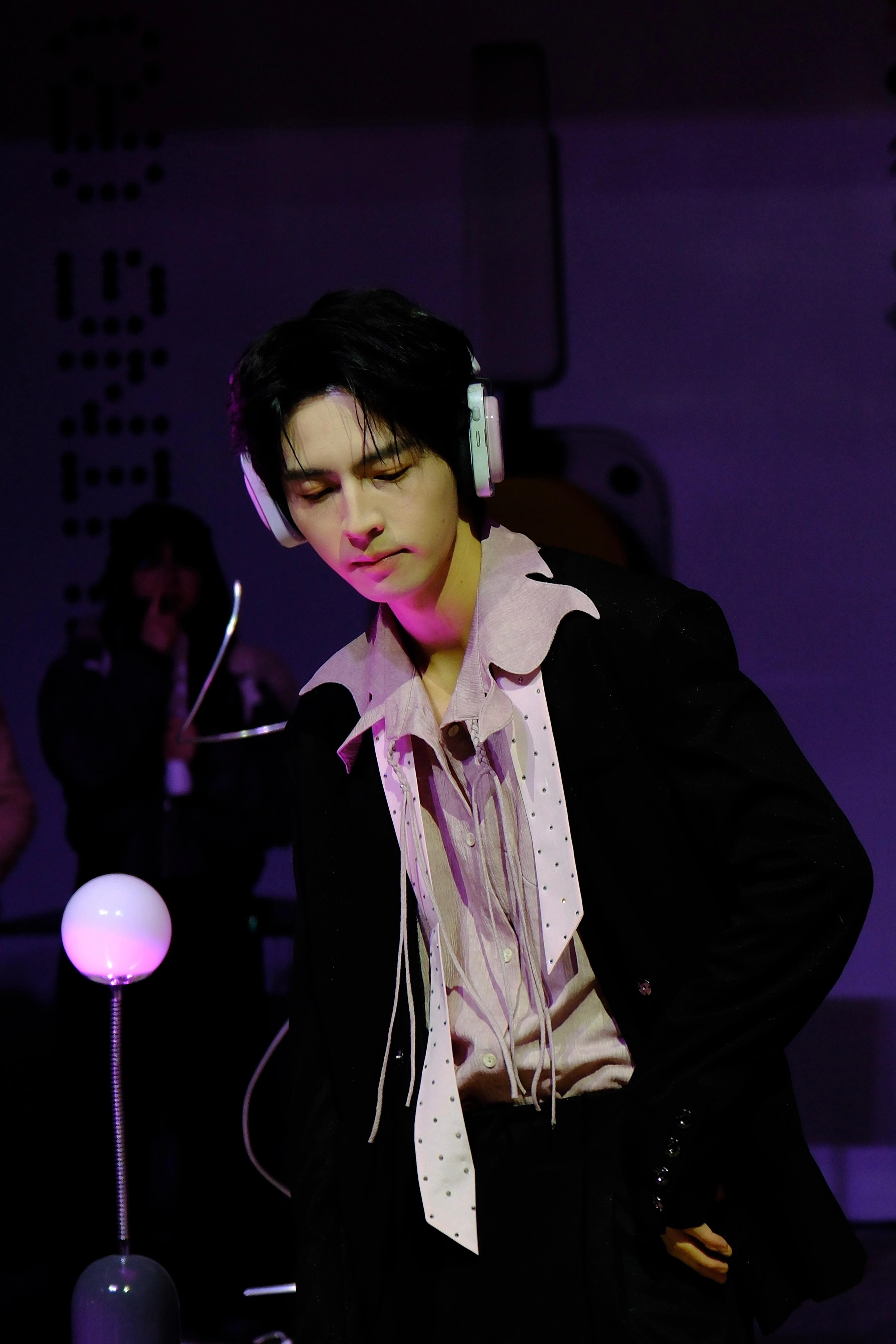 Nothing发布会蒲熠星居然来现场了，手里拿的是phone4a，头上戴的是he