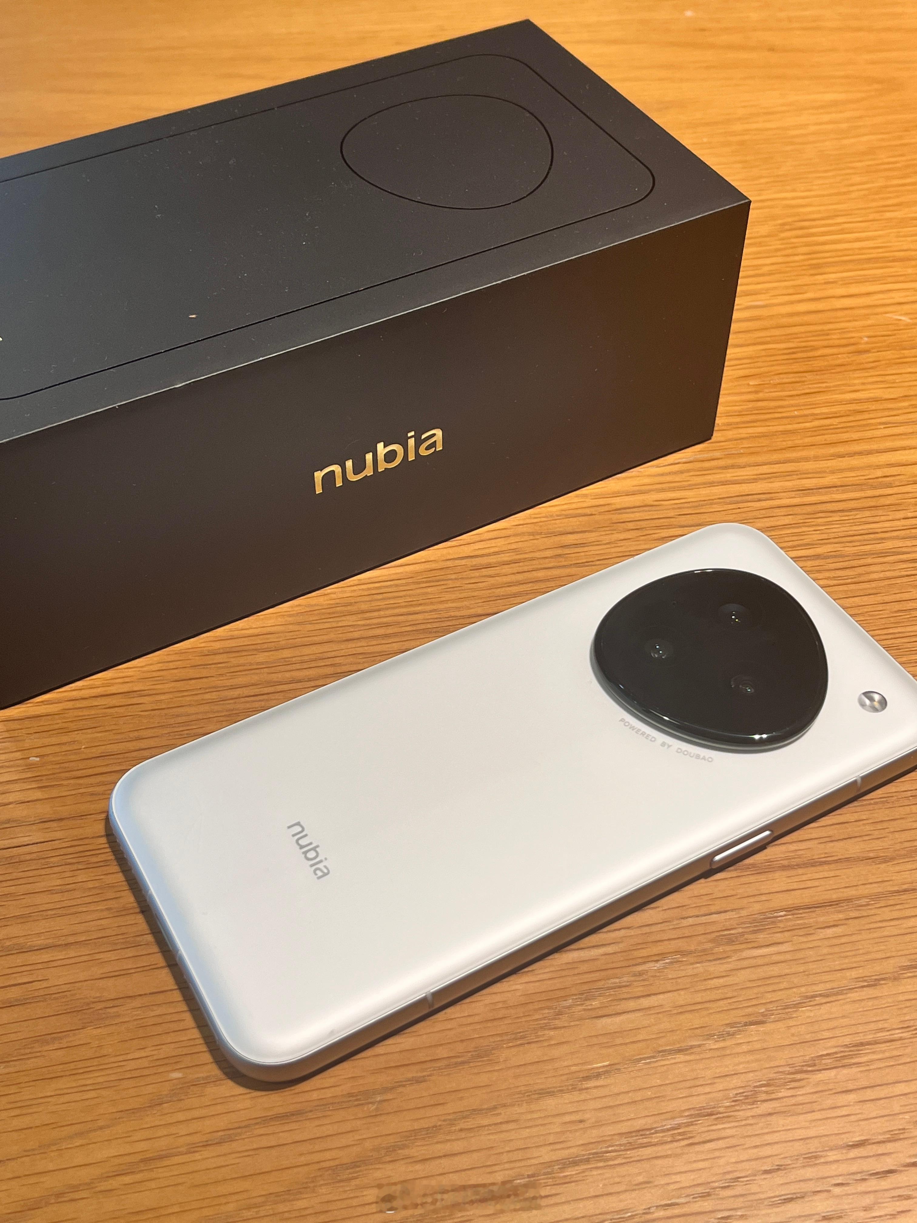 凌晨2点三星全球发布会，AI一直是发布会自始至终贯彻的重点，虽然三星和gemin