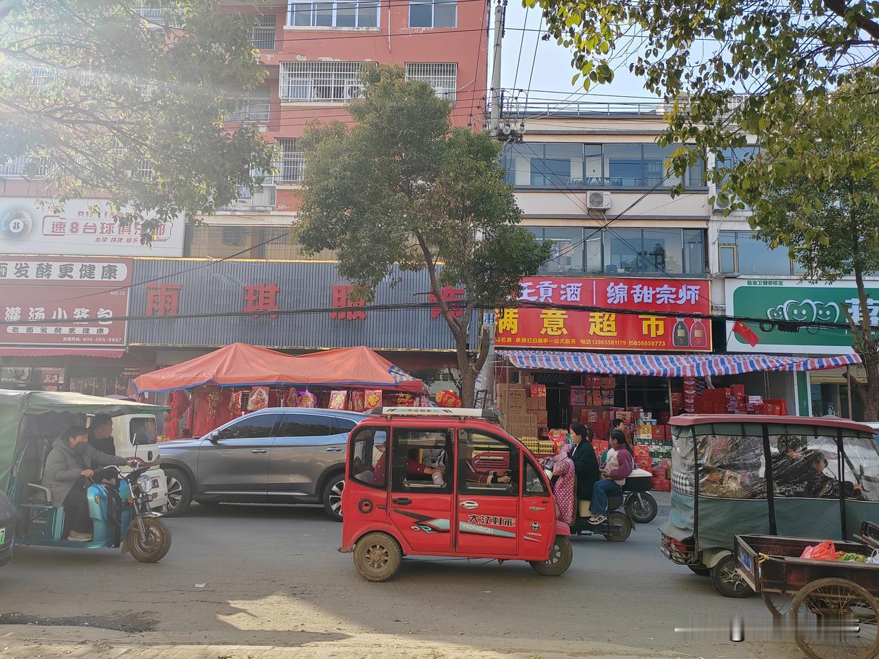 腊月二十六，过年的氛围感一下子就起来了。

今天已经是腊月二十六了，今年没有大年