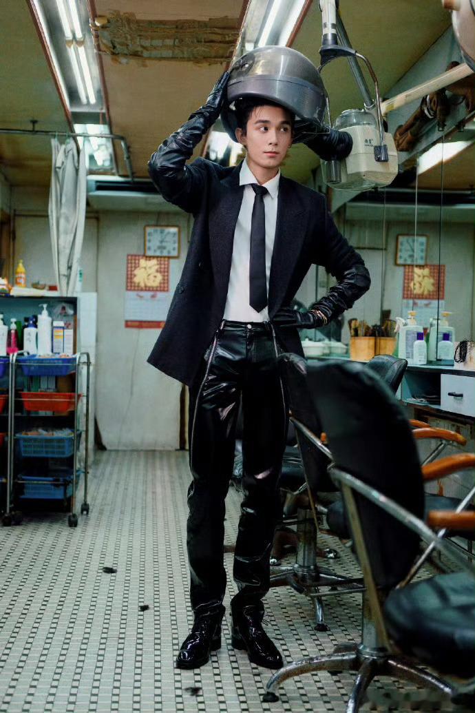 吴磊一直活得肆意洒脱吴磊提到出发说走就走年少出道始终守住本心，不追逐浮华虚名，闲