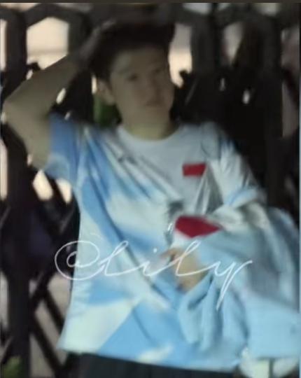 9月18日的莎莎，小手撩发一瞬间萌呆啦，她抬起软软的小手，轻轻撩开额前散落的发丝