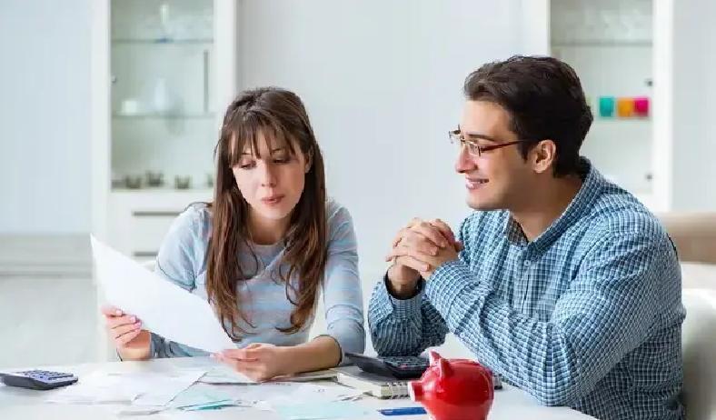 50岁公务员家庭想换大房，首付都凑不齐？北京二环老破小值七八百万，县城三居才五六