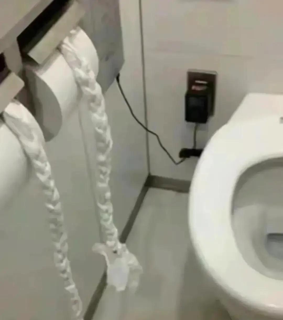 “应急偷偷上了回女厕所…”