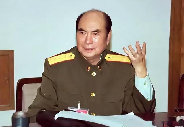 1996年，时任中央军委副主席的张万年，来到山西视察，在饭桌上，他听到了一名部队