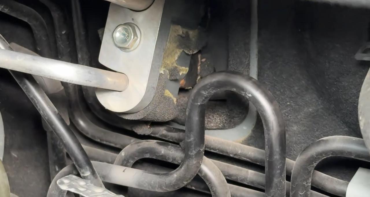 1个月前看车友群都在说蒸发箱部件生锈，最近抽空拆开看了一下，果然，我的昂克赛拉也