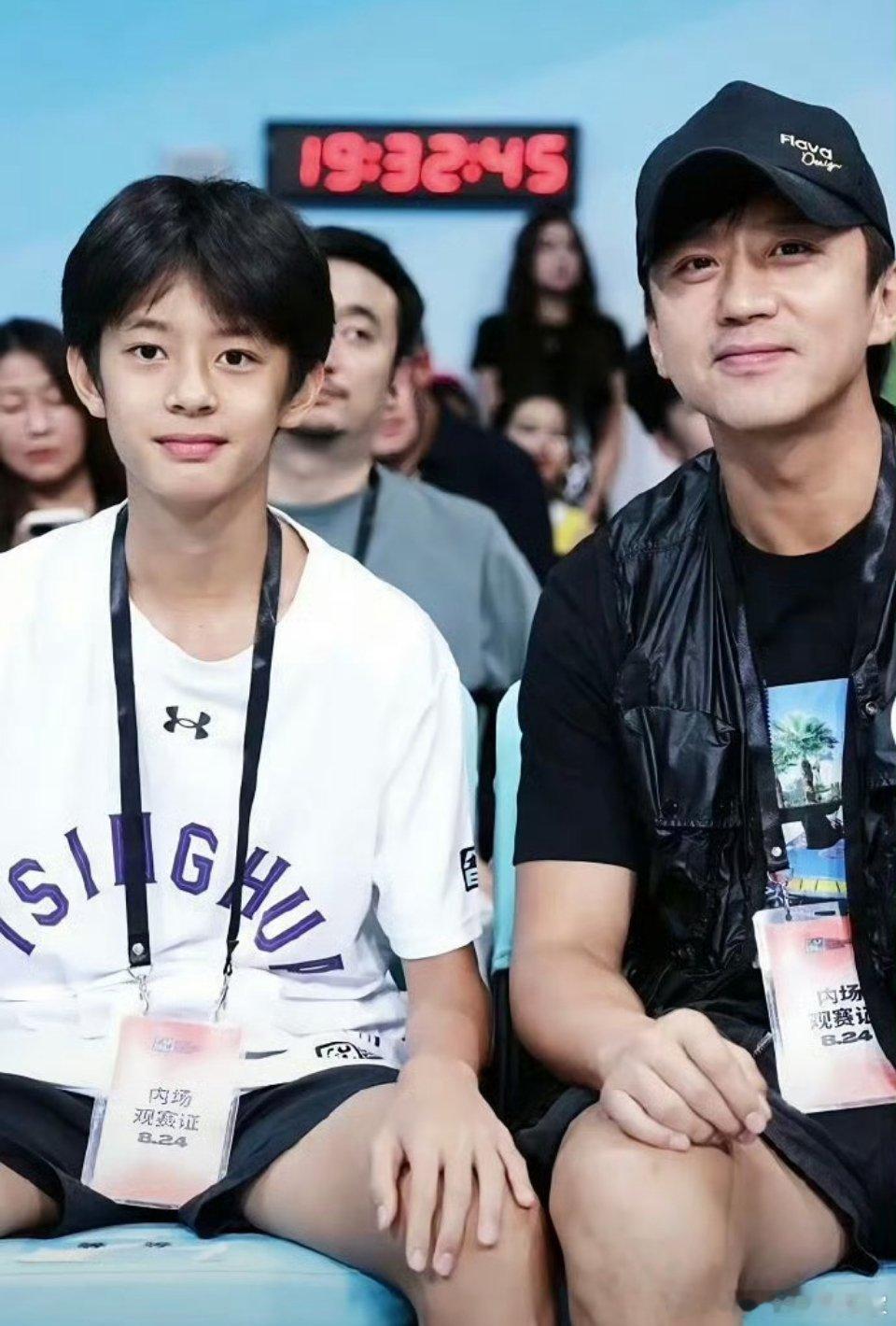 邓超在儿子的颜值里起破坏作用谁能懂！就是说这五官这脸型真是跟着爸妈刻的而且他的腿