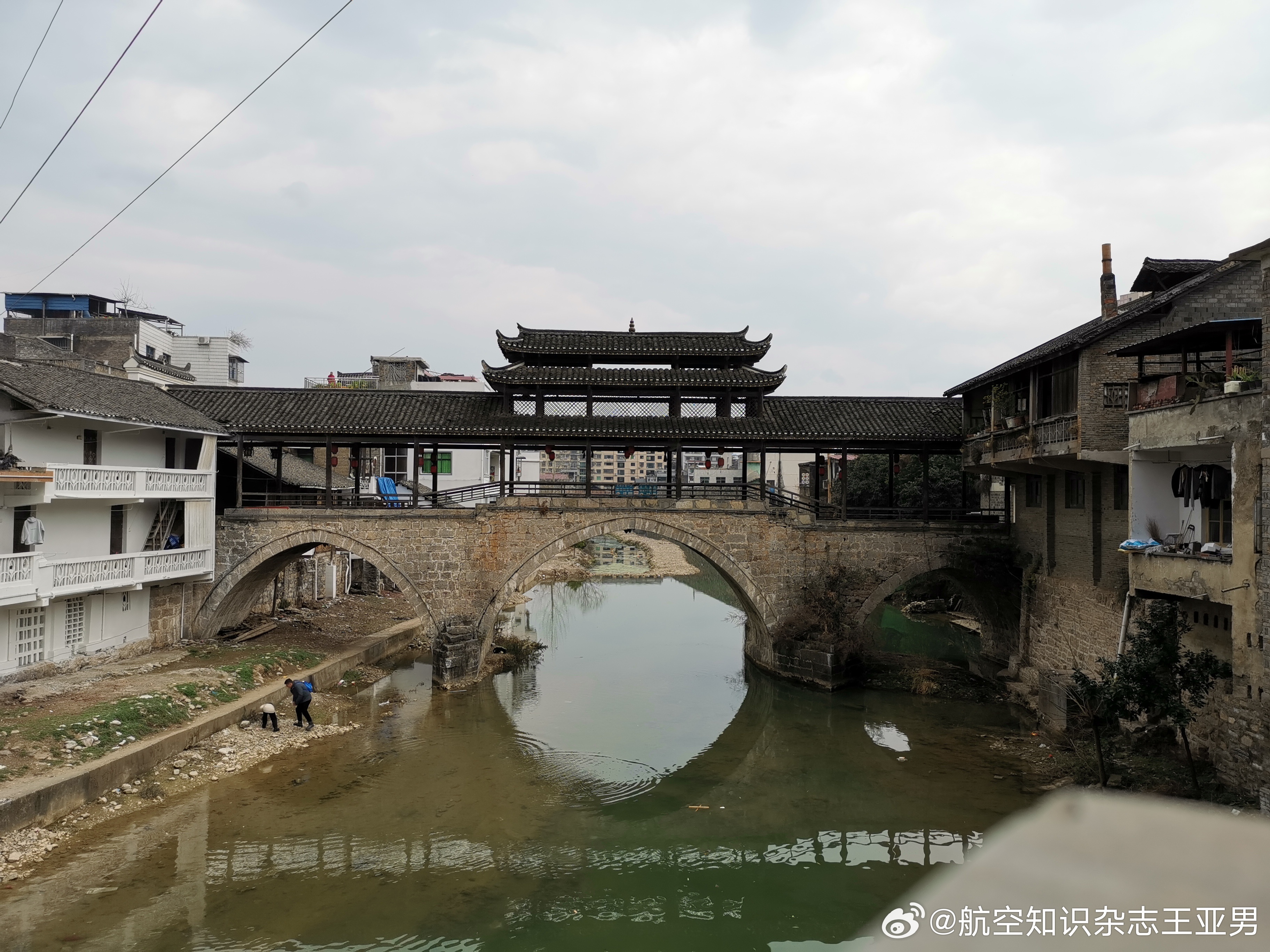 乾隆朝建造的龙溪口石桥，到今天依然完好。桥面上那些被踩踏形成的磨损凹陷，讲述着老