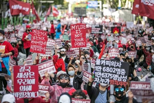 韩国现在的女权已经彻底癫狂了！从开始的不谈恋爱不结婚，不生娃，不和男性发生关系，