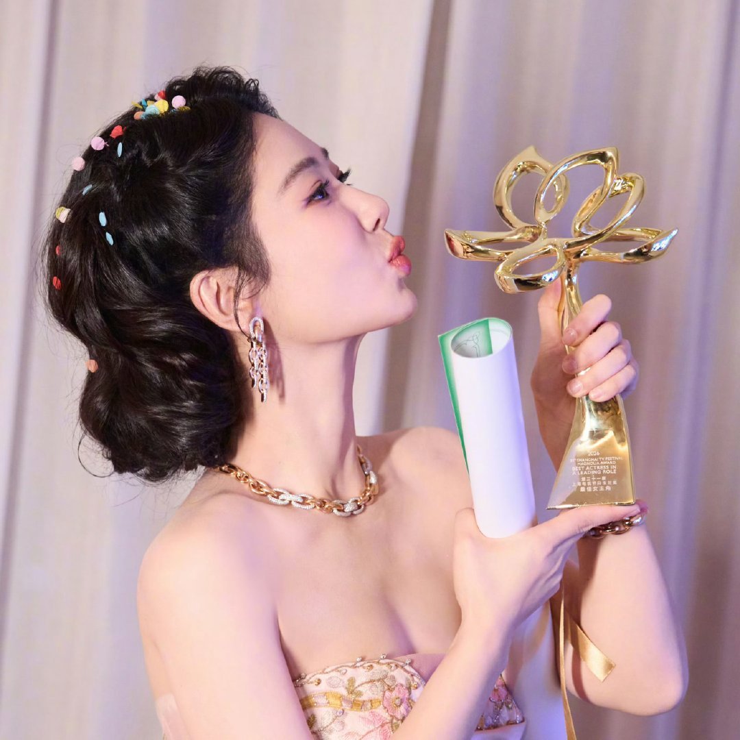 杨紫向着电视剧三大奖大满贯稳步前行杨紫全方位爆发，刷屏全网的四个字：“实至名归”